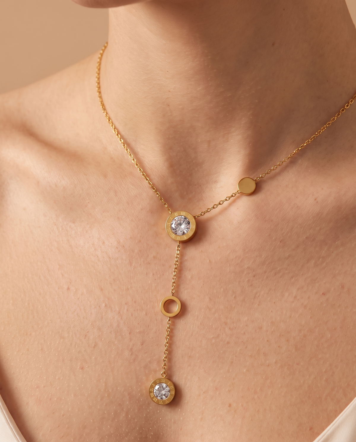 Radiant Day Necklace, close-up of circle pendants and sparkling centre stone | Radiant Day ketting, close-up van ronde hangers en sprankelende middensteen