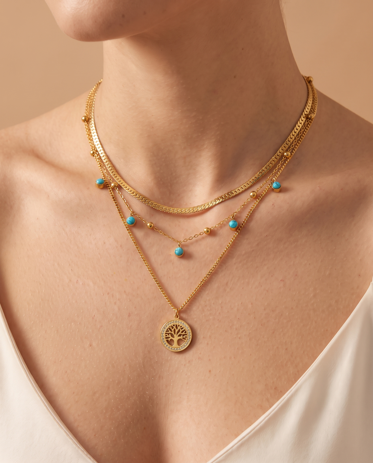 Sparkling Sands Necklace, close-up of Tree of Life pendant and turquoise-coloured charms | Sparkling Sands ketting, close-up van levensboomhanger en turquoise bedels