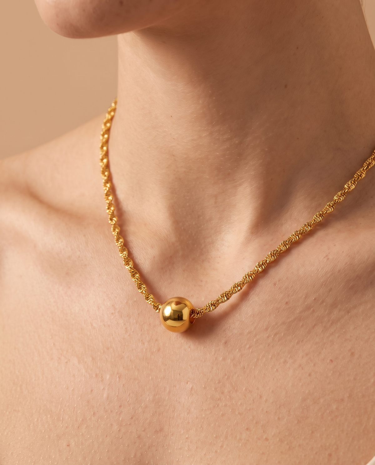 Rose Glow Necklace, close-up of the gold-tone bead | Rose Glow ketting, close-up van de goudkleurige kraal