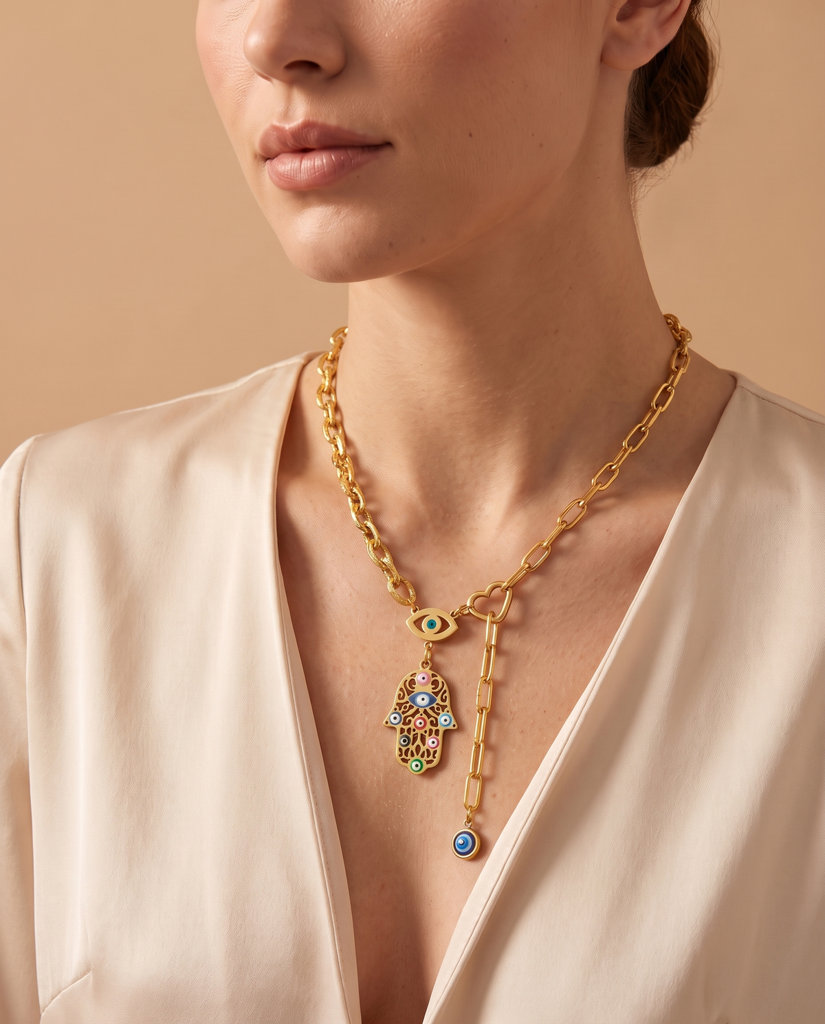 Soft Brilliance Necklace, portrait on model | Soft Brilliance ketting, portret op model