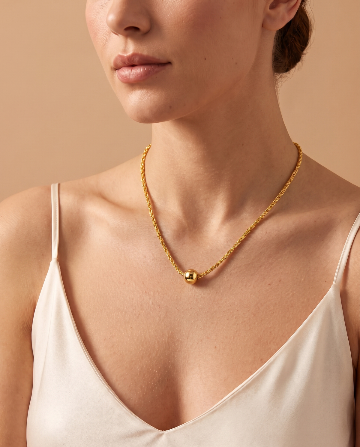 Rose Glow Necklace, portrait on model | Rose Glow ketting, portret op model