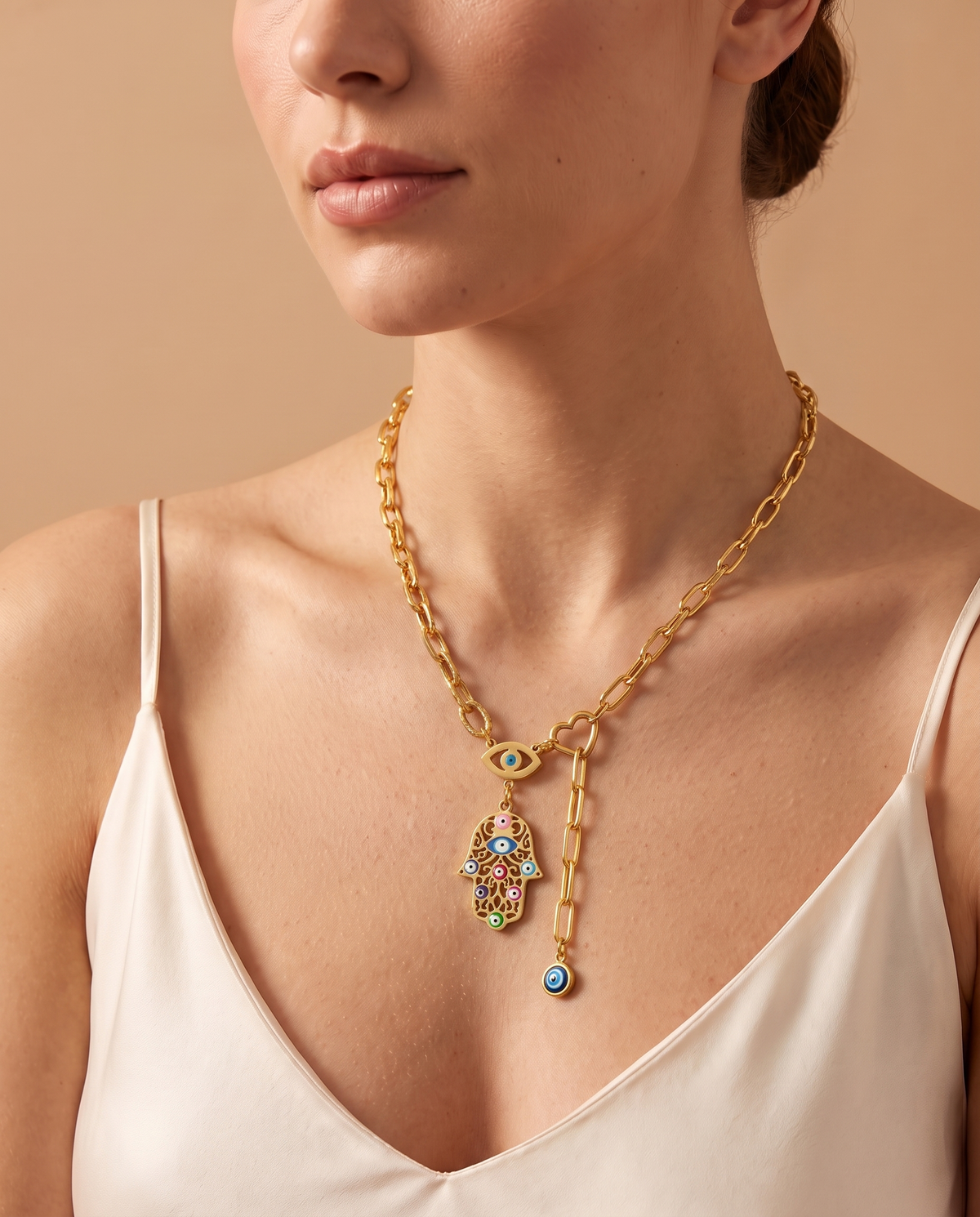Soft Brilliance Necklace, gold-tone Hamsa pendant necklace worn on model | Soft Brilliance ketting, goudkleurige Hamsa-hanger gedragen door model