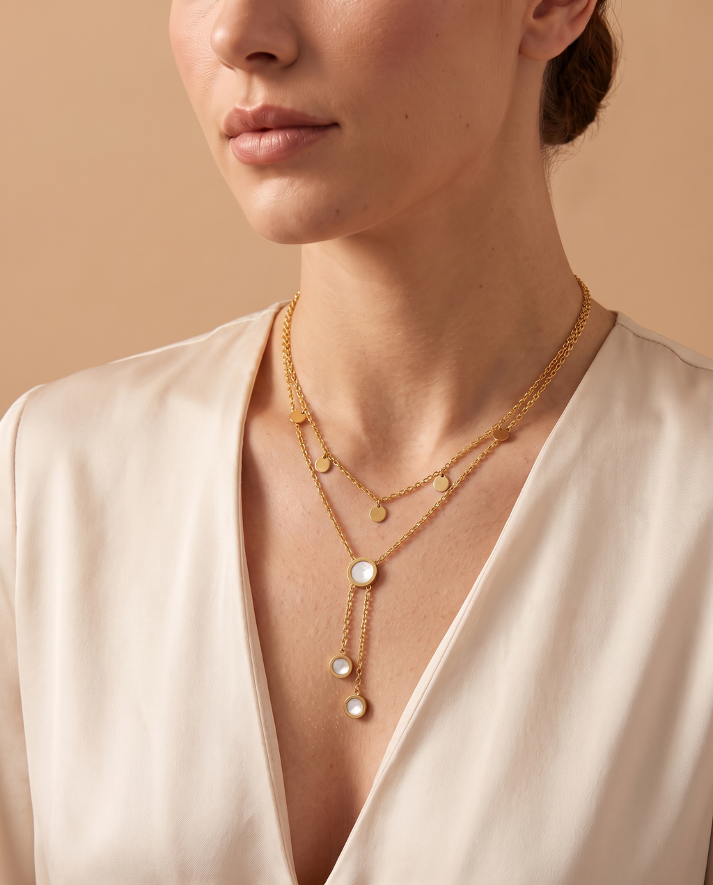Sweet Glow Necklace, portrait on model | Sweet Glow ketting, portret op model
