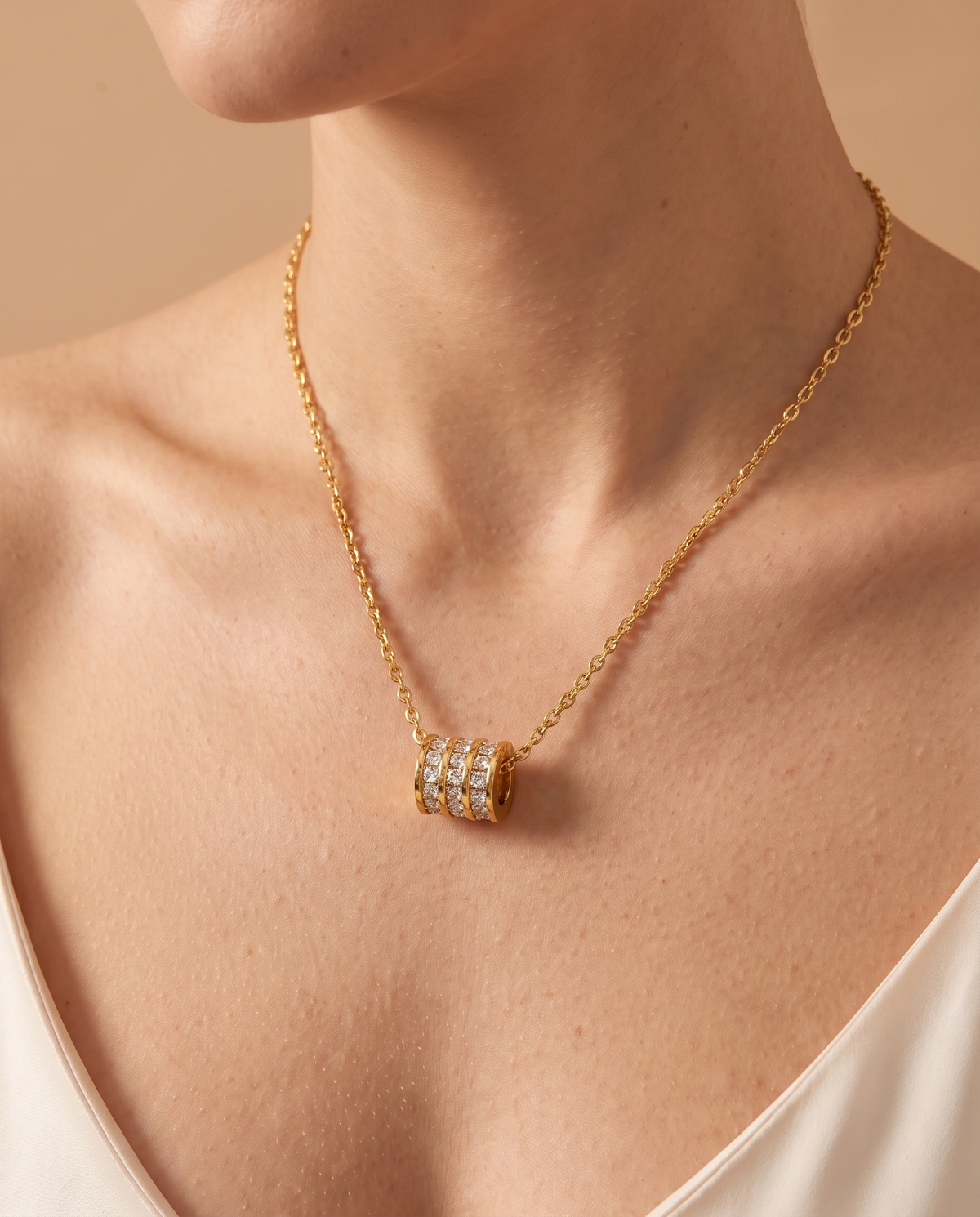 Endless Love Necklace, close-up of cylinder pendant with sparkling stones | Endless Love ketting, close-up van cilinderhanger met sprankelende steentjes