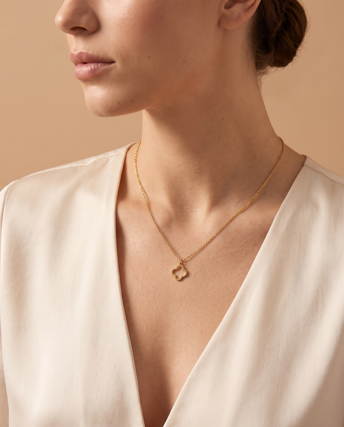 Velvet Shine Necklace, portrait on model | Velvet Shine ketting, portret op model