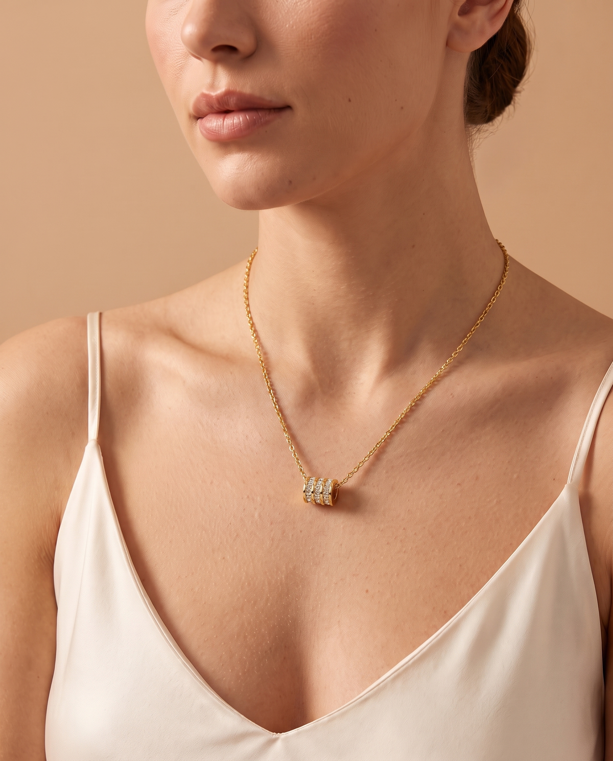 Endless Love Necklace, gold-tone sparkling cylinder pendant worn on model | Endless Love ketting, goudkleurige cilinderhanger met steentjes gedragen door model
