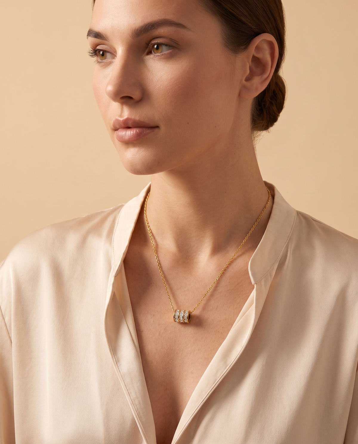 Endless Love Necklace, portrait on model | Endless Love ketting, portret op model