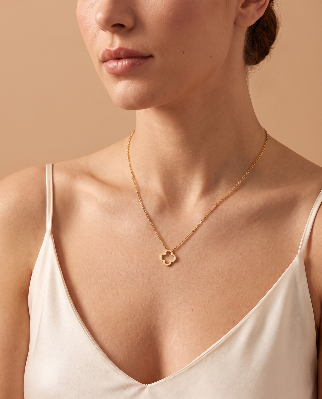 Velvet Shine Necklace, gold-tone clover pendant worn on model | Velvet Shine ketting, goudkleurige klaverhanger gedragen door model