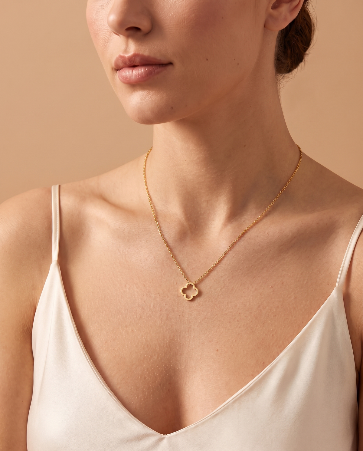 Velvet Shine Necklace, gold-tone clover pendant worn on model | Velvet Shine ketting, goudkleurige klaverhanger gedragen door model