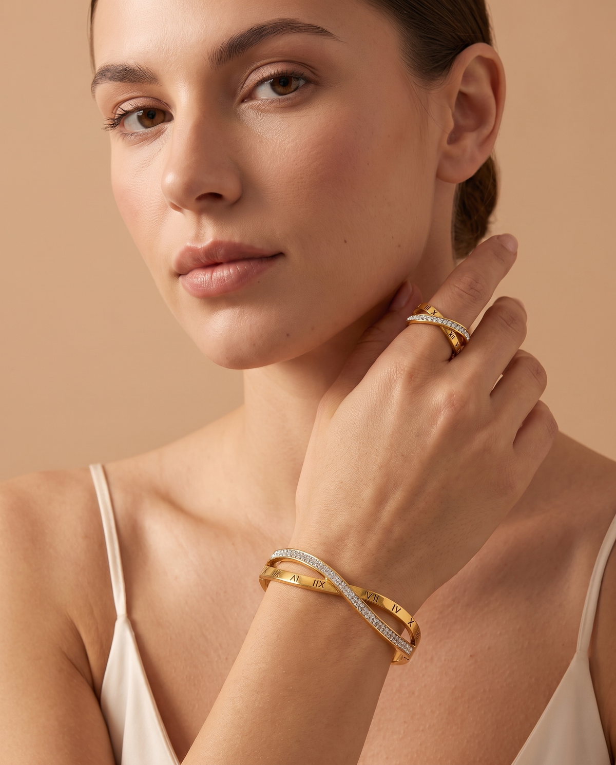 Twilight Glow Set, close-up of crossed bands with stones and Roman numerals | Twilight Glow set, close-up van gekruiste banden met steentjes en Romeinse cijfers