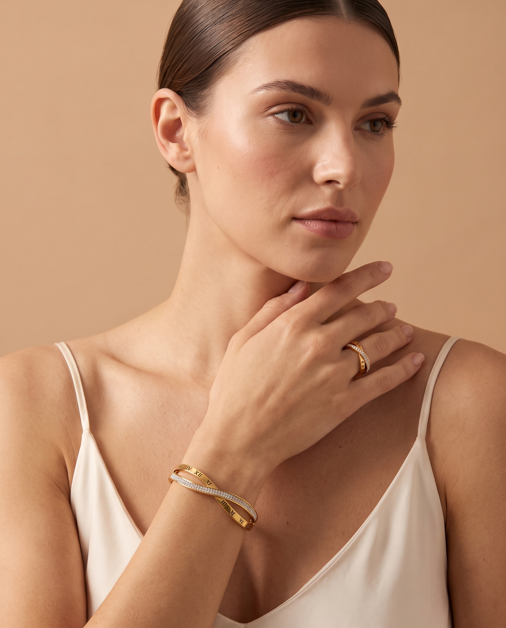Twilight Glow Set, gold-tone bangle and ring worn on model | Twilight Glow set, goudkleurige armband en ring gedragen door model