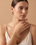 Twilight Glow Set, gold-tone bangle and ring worn on model | Twilight Glow set, goudkleurige armband en ring gedragen door model