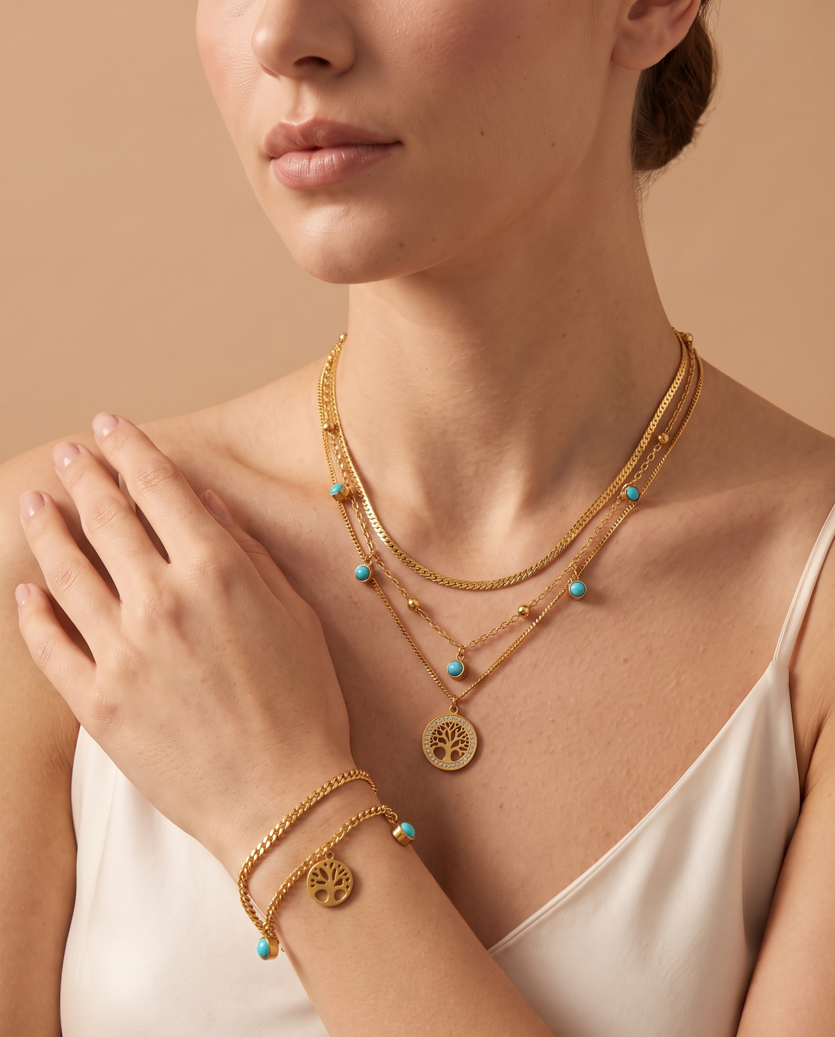 Sparkling Sands Set, layered necklace and bracelet worn on model | Sparkling Sands set, laagjesketting en armband gedragen door model