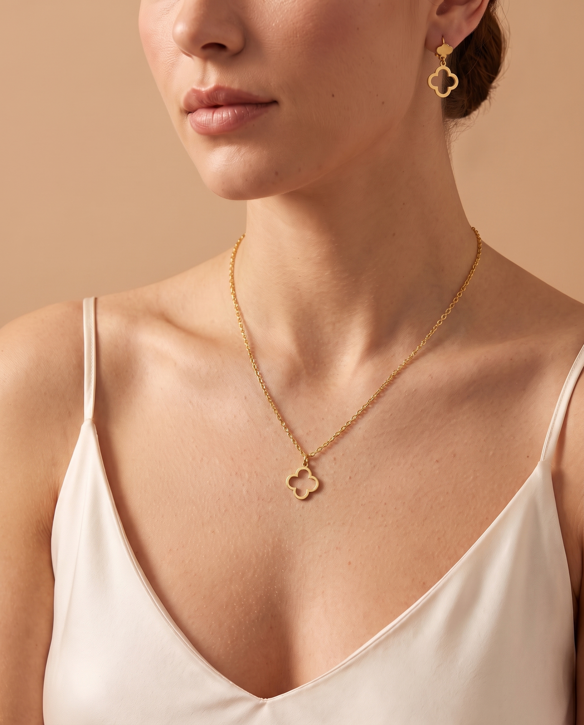 Velvet Shine Set, clover necklace and earrings worn on model | Velvet Shine set, klaverketting en oorbellen gedragen door model