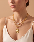 Golden Wave Layered Necklace Set worn on model | Golden Wave gelaagde kettingset gedragen door model