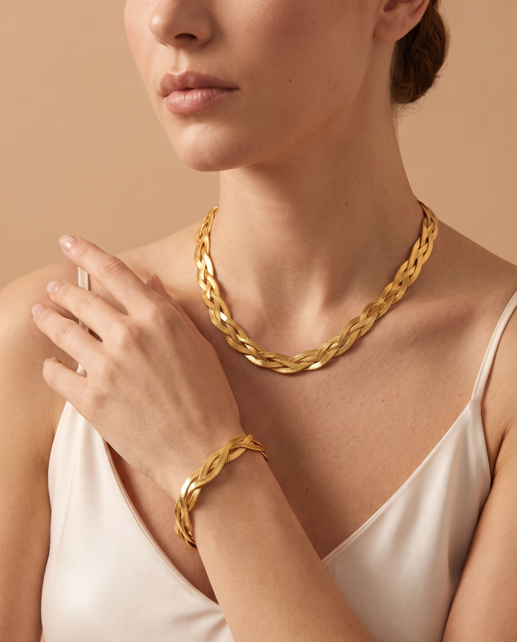 Whispering Sands Set, braided necklace and bracelet worn on model | Whispering Sands set, gevlochten ketting en armband gedragen door model
