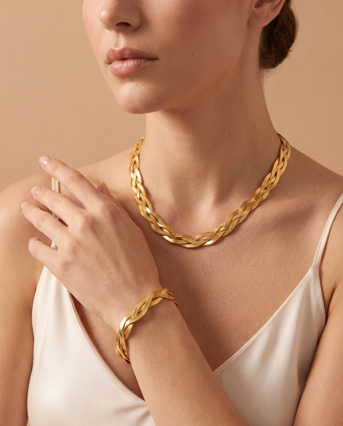 Whispering Sands Set, braided necklace and bracelet worn on model | Whispering Sands set, gevlochten ketting en armband gedragen door model