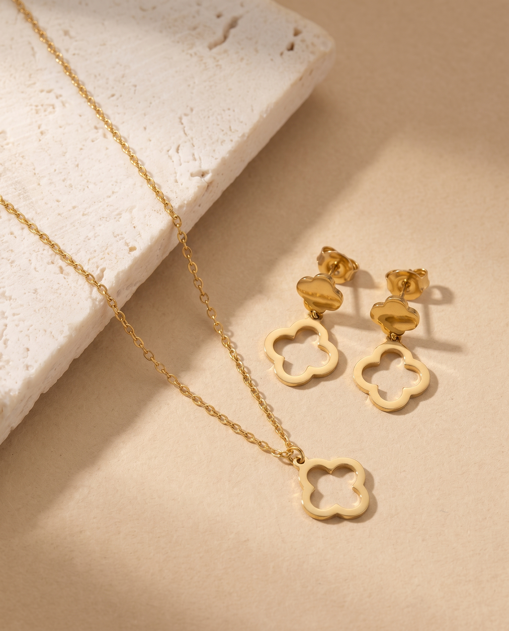 Velvet Shine Set, close-up of clover pendant and earrings | Velvet Shine set, close-up van klaverhanger en oorbellen