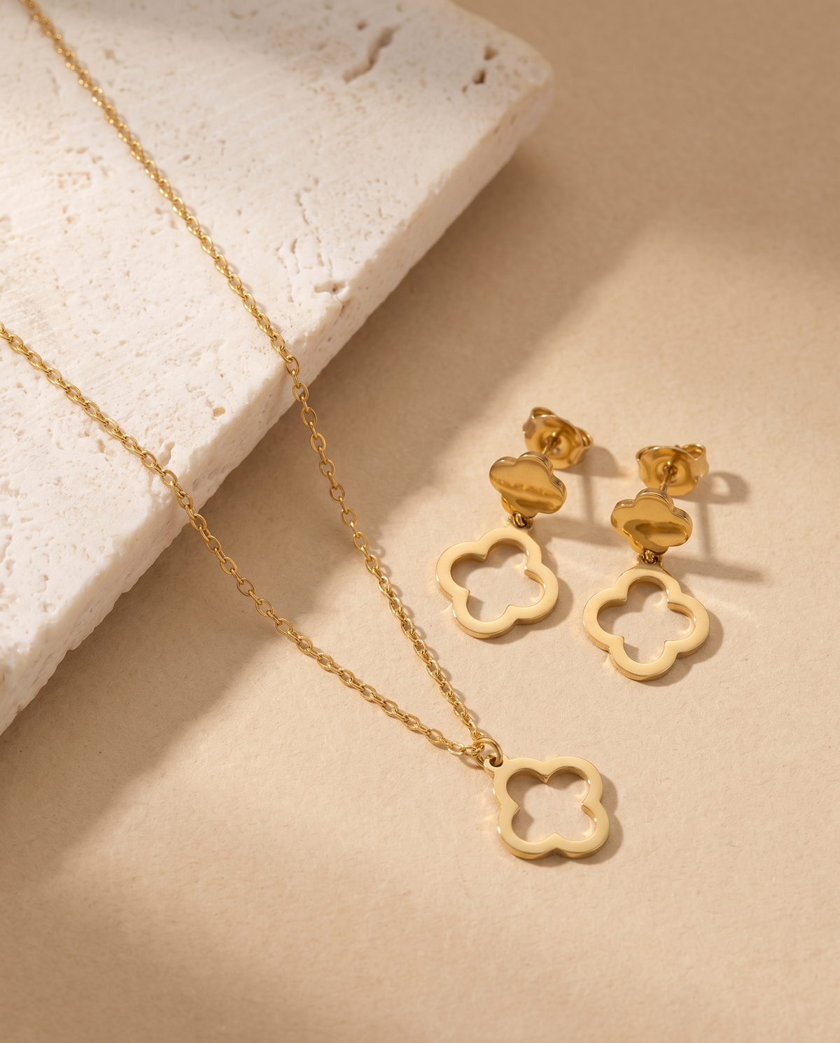 Velvet Shine Set, close-up of clover pendant and earrings | Velvet Shine set, close-up van klaverhanger en oorbellen