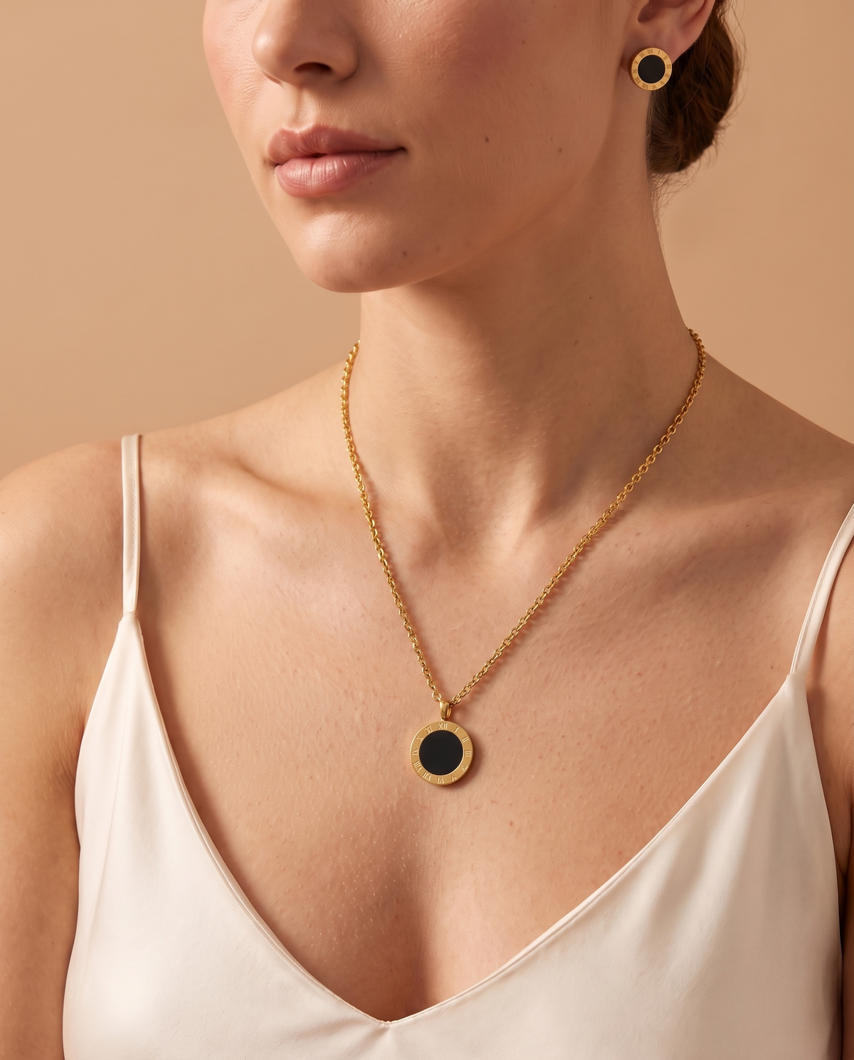 Mystic Moon Necklace & Earrings Set worn on model | Mystic Moon ketting- en oorbellenset gedragen door model