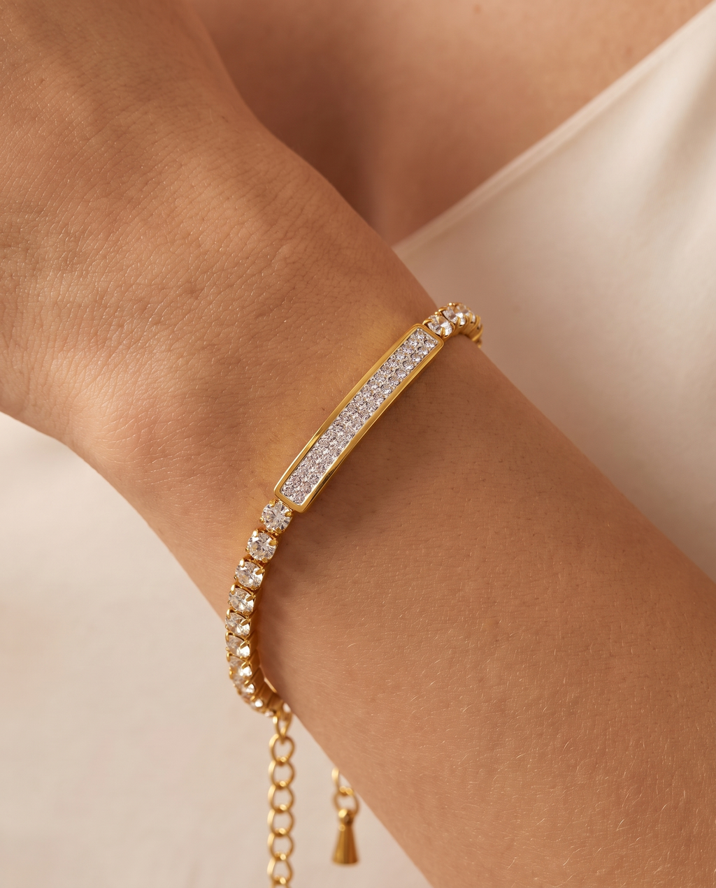 Serene Glow Bracelet, close-up detail | Serene Glow armband, close-up detail