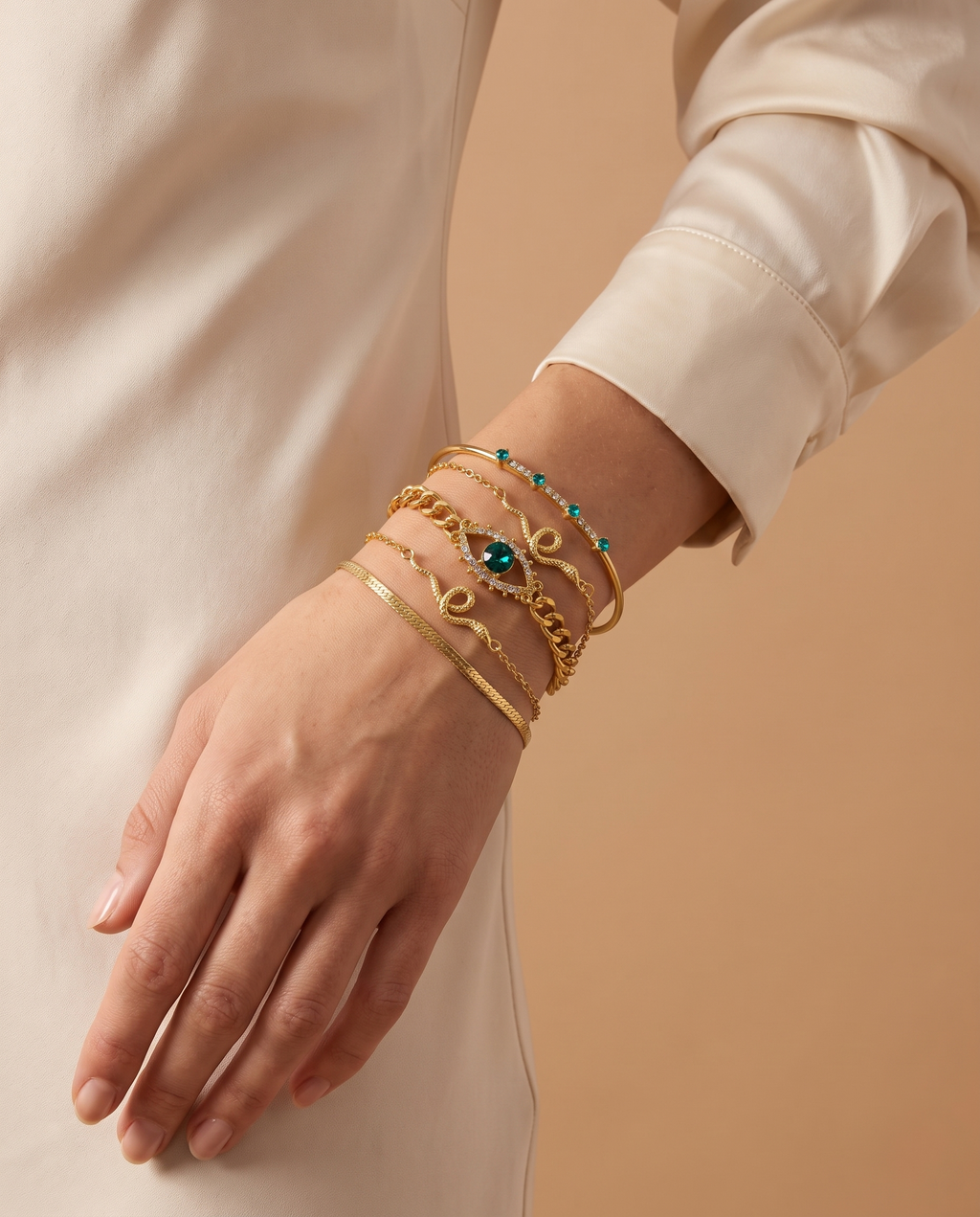 Pure Delight 4-Piece Bracelet Set, gold-tone, worn on the wrist | Pure Delight 4-Piece armbandenset, goudkleurig, gedragen om de pols