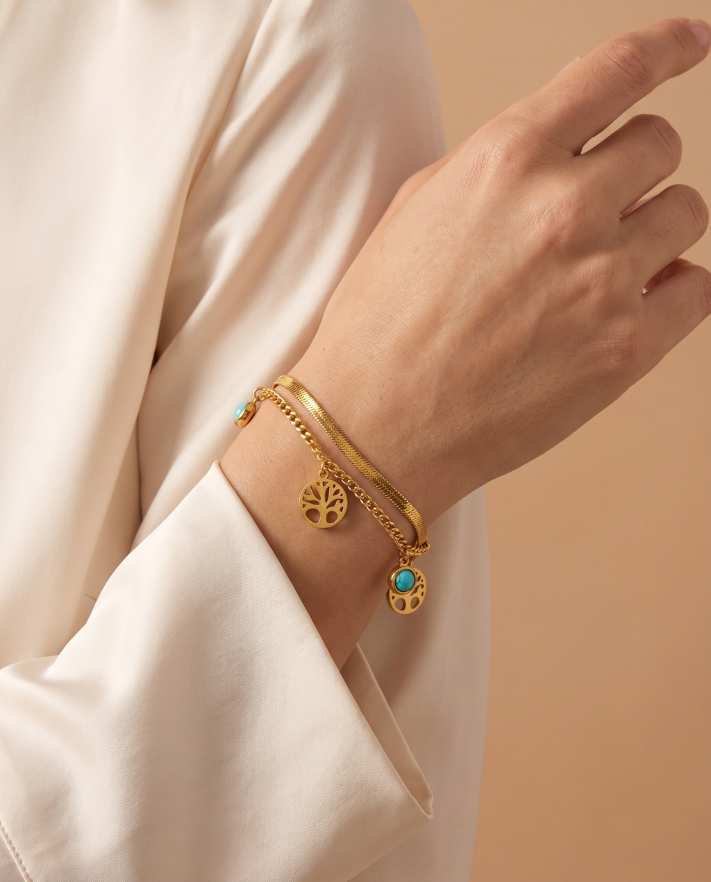 Sparkling Sands Bracelet, gold-tone, worn on the wrist | Sparkling Sands armband, goudkleurig, gedragen om de pols