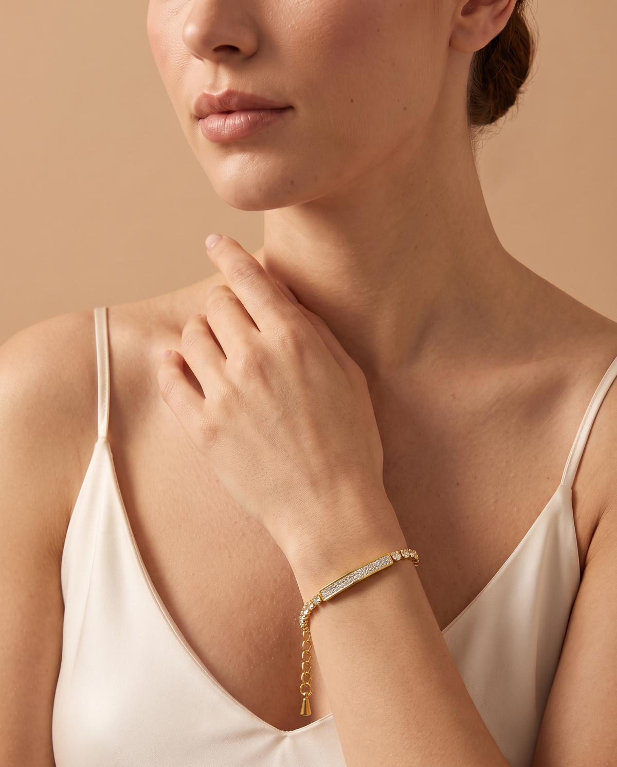 Serene Glow Bracelet, lifestyle on model | Serene Glow armband, lifestyle op model