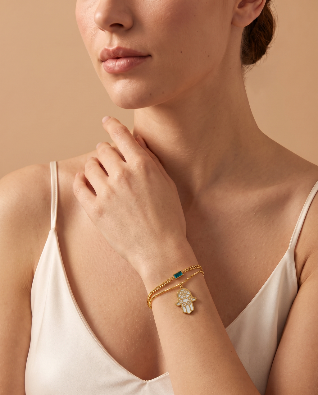 Blush Radiance Bracelet, lifestyle on model | Blush Radiance armband, lifestyle op model