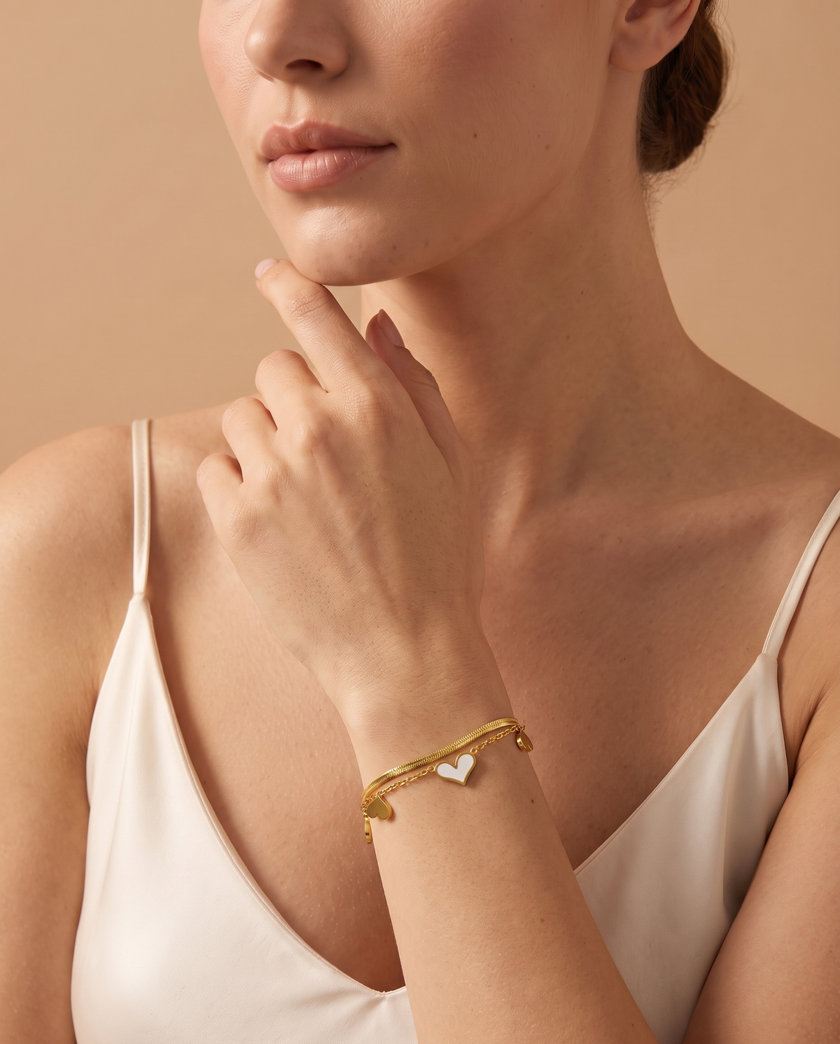 Endless Glow Bracelet, lifestyle on model | Endless Glow armband, lifestyle op model