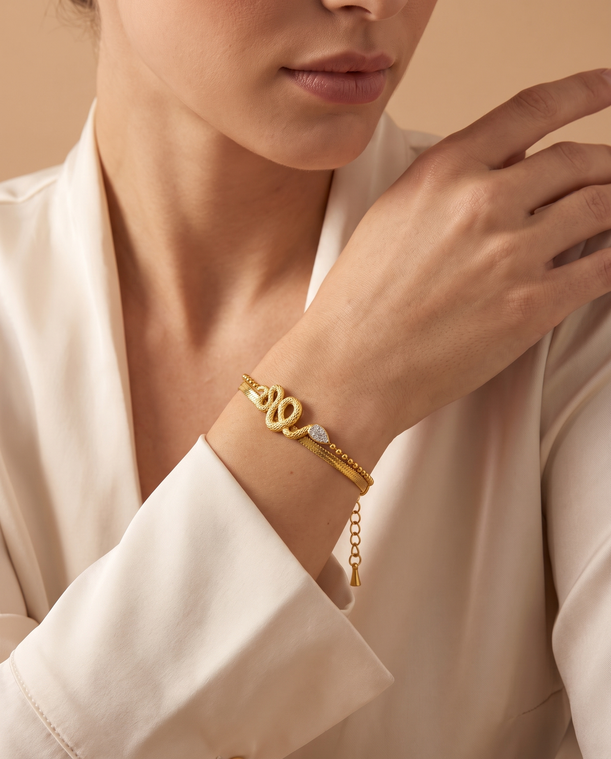 Brilliant Day Bracelet, gold-tone, worn on the wrist | Brilliant Day armband, goudkleurig, gedragen om de pols