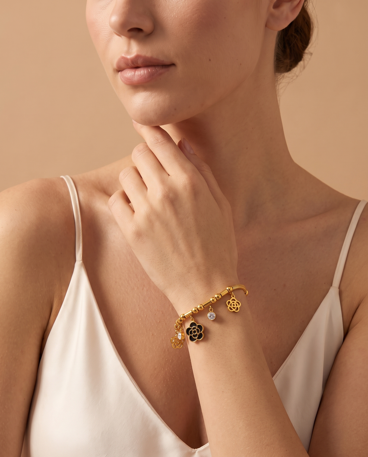 Pure Radiance Bracelet, lifestyle on model | Pure Radiance armband, lifestyle op model
