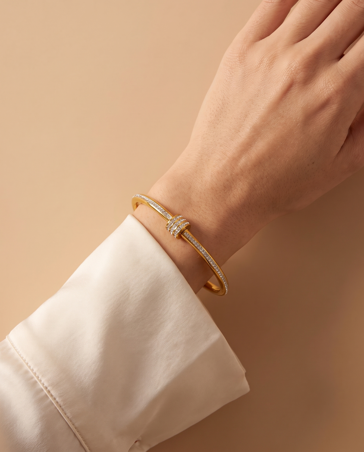 Endless Love Bracelet, gold-tone, worn on the wrist | Endless Love armband, goudkleurig, gedragen om de pols