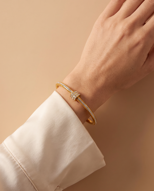 Endless Love Bracelet, gold-tone, worn on the wrist | Endless Love armband, goudkleurig, gedragen om de pols