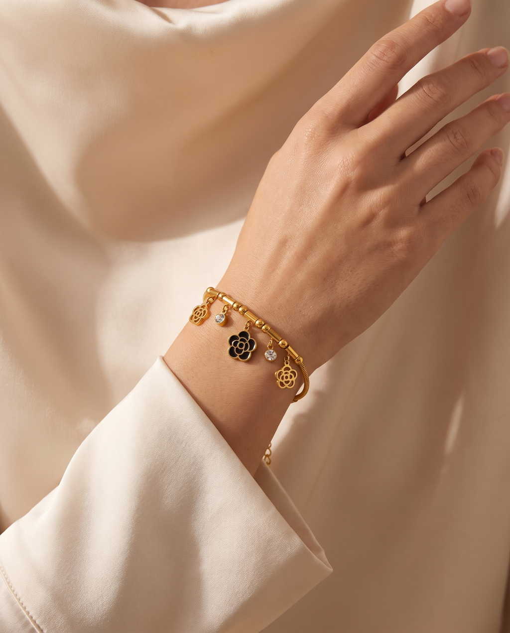 Pure Radiance Bracelet, gold-tone, worn on the wrist | Pure Radiance armband, goudkleurig, gedragen om de pols