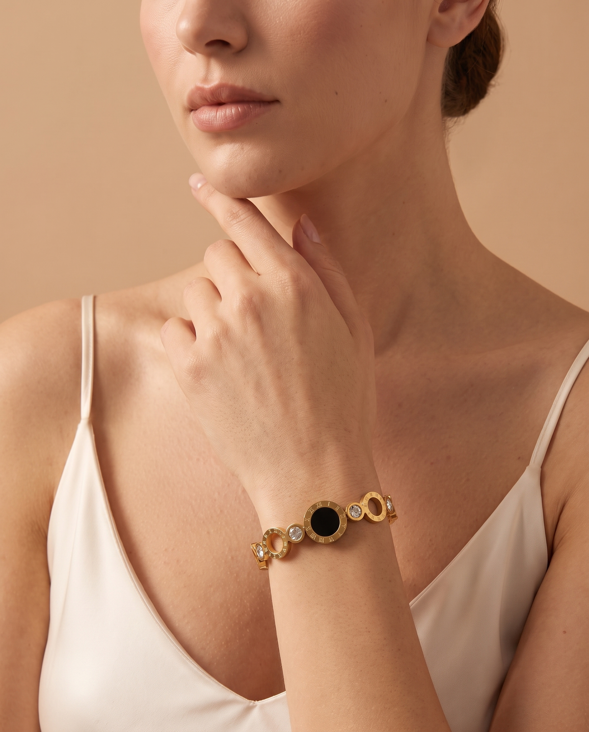 Golden Hour Bracelet, lifestyle on model | Golden Hour armband, lifestyle op model