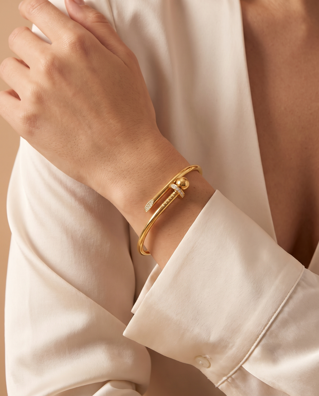 Timeless Beauty Bracelet, gold-tone, worn on the wrist | Timeless Beauty armband, goudkleurig, gedragen om de pols