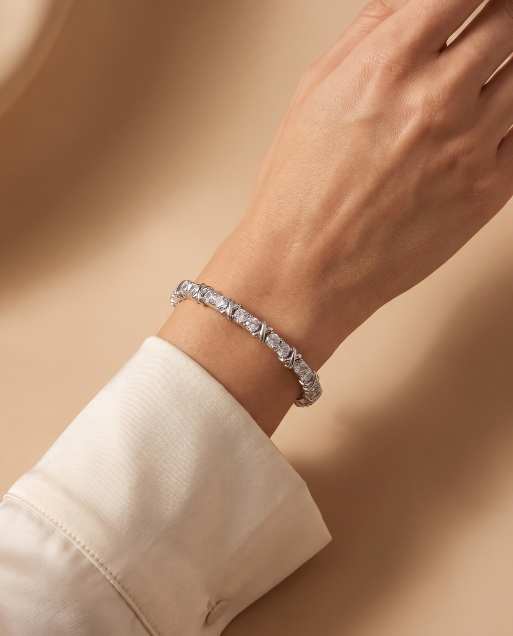 Starlit Night Bracelet, silver-tone, worn on the wrist | Starlit Night armband, zilverkleurig, gedragen om de pols