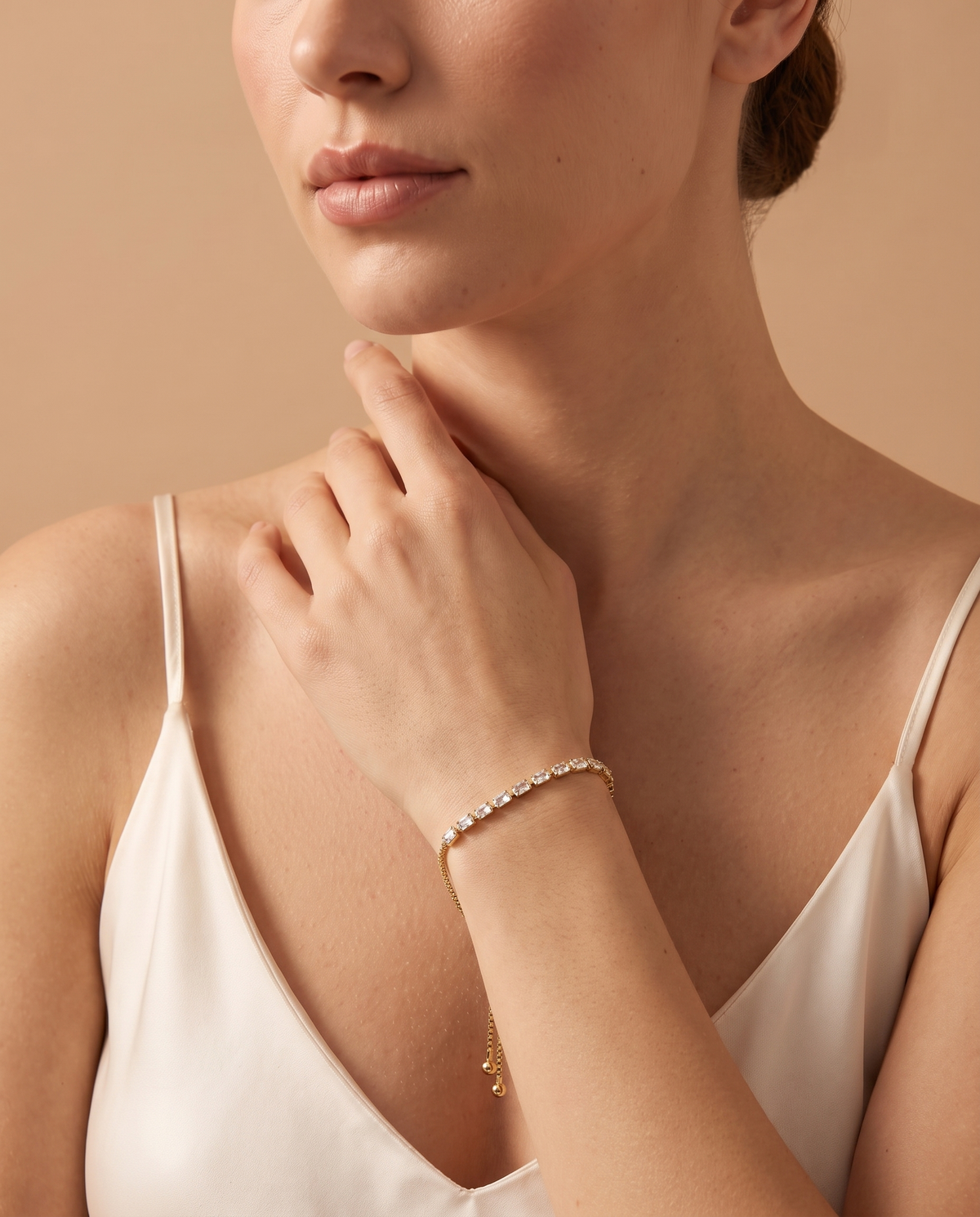 Classic Allure Bracelet, lifestyle on model | Classic Allure armband, lifestyle op model