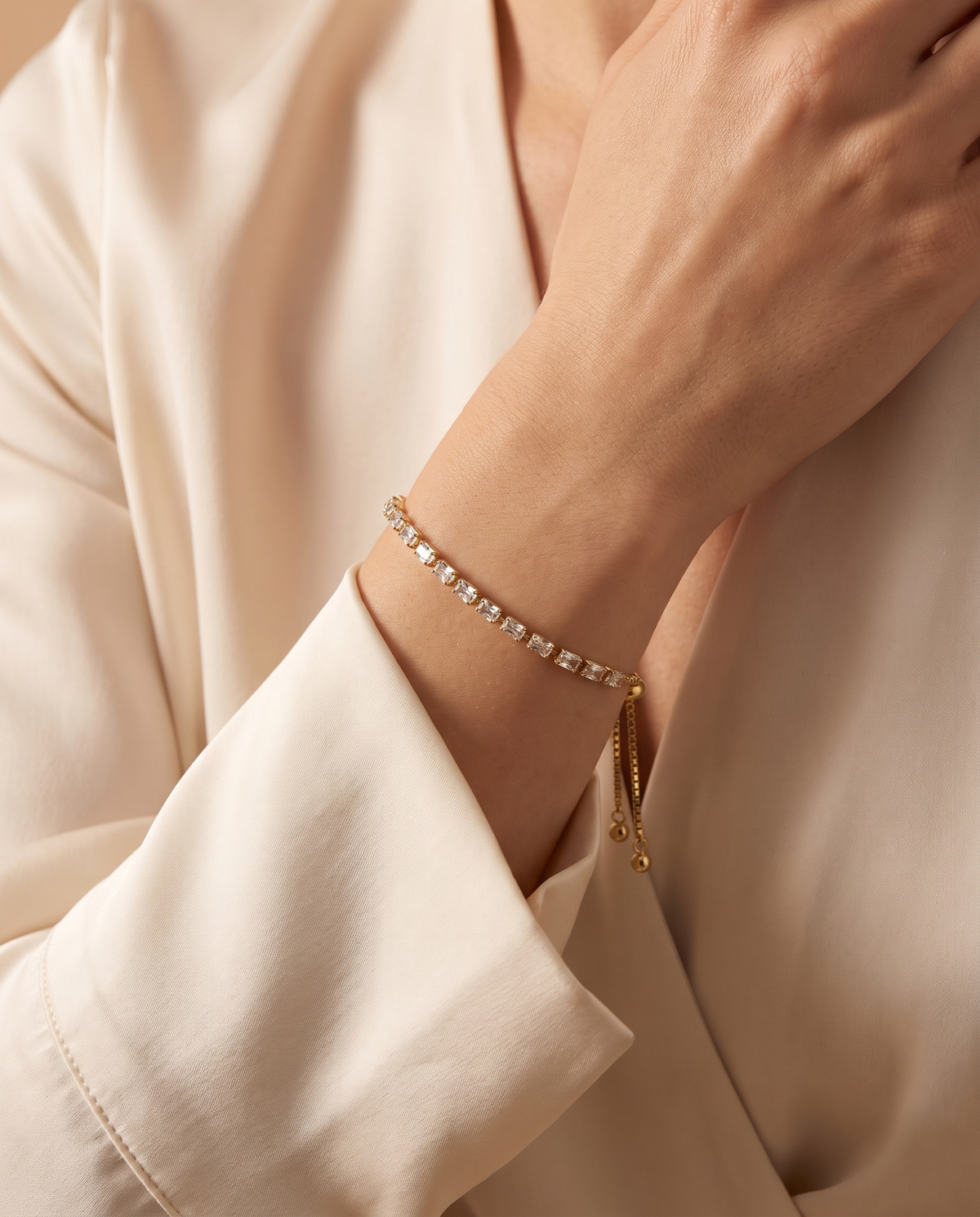 Classic Allure Bracelet, gold-tone, worn on the wrist | Classic Allure armband, goudkleurig, gedragen om de pols
