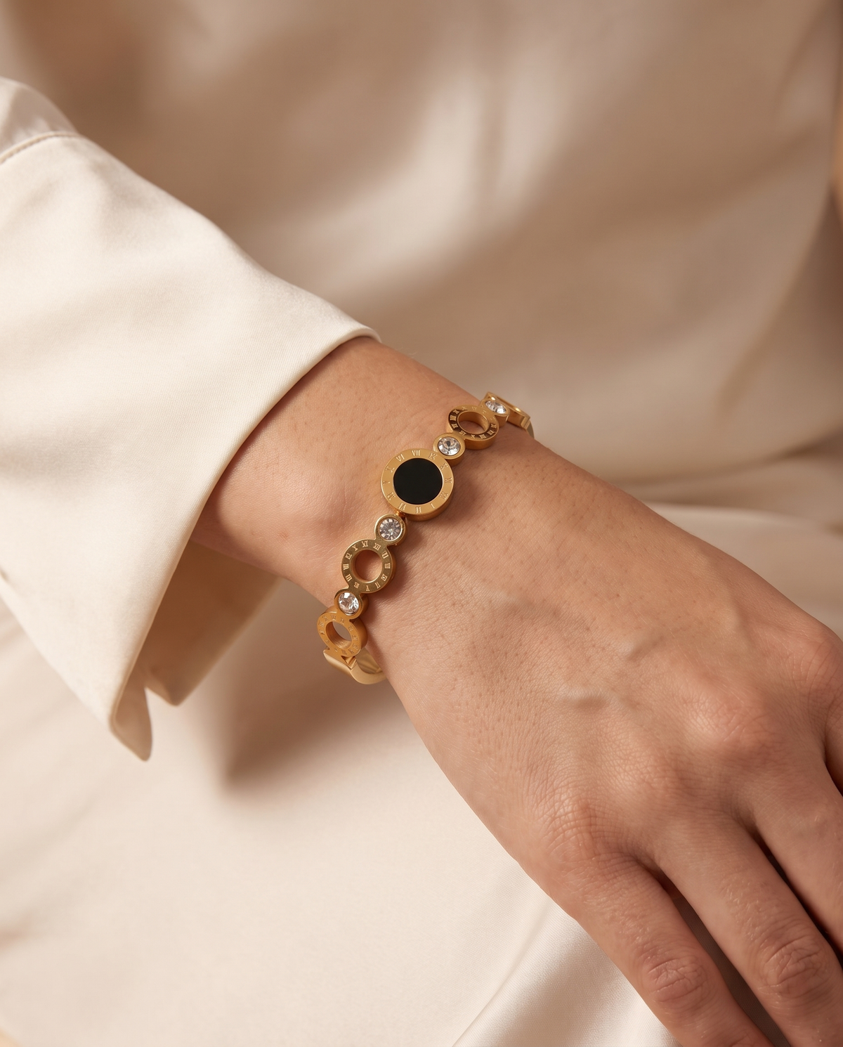 Golden Hour Bracelet, gold-tone, worn on the wrist | Golden Hour armband, goudkleurig, gedragen om de pols