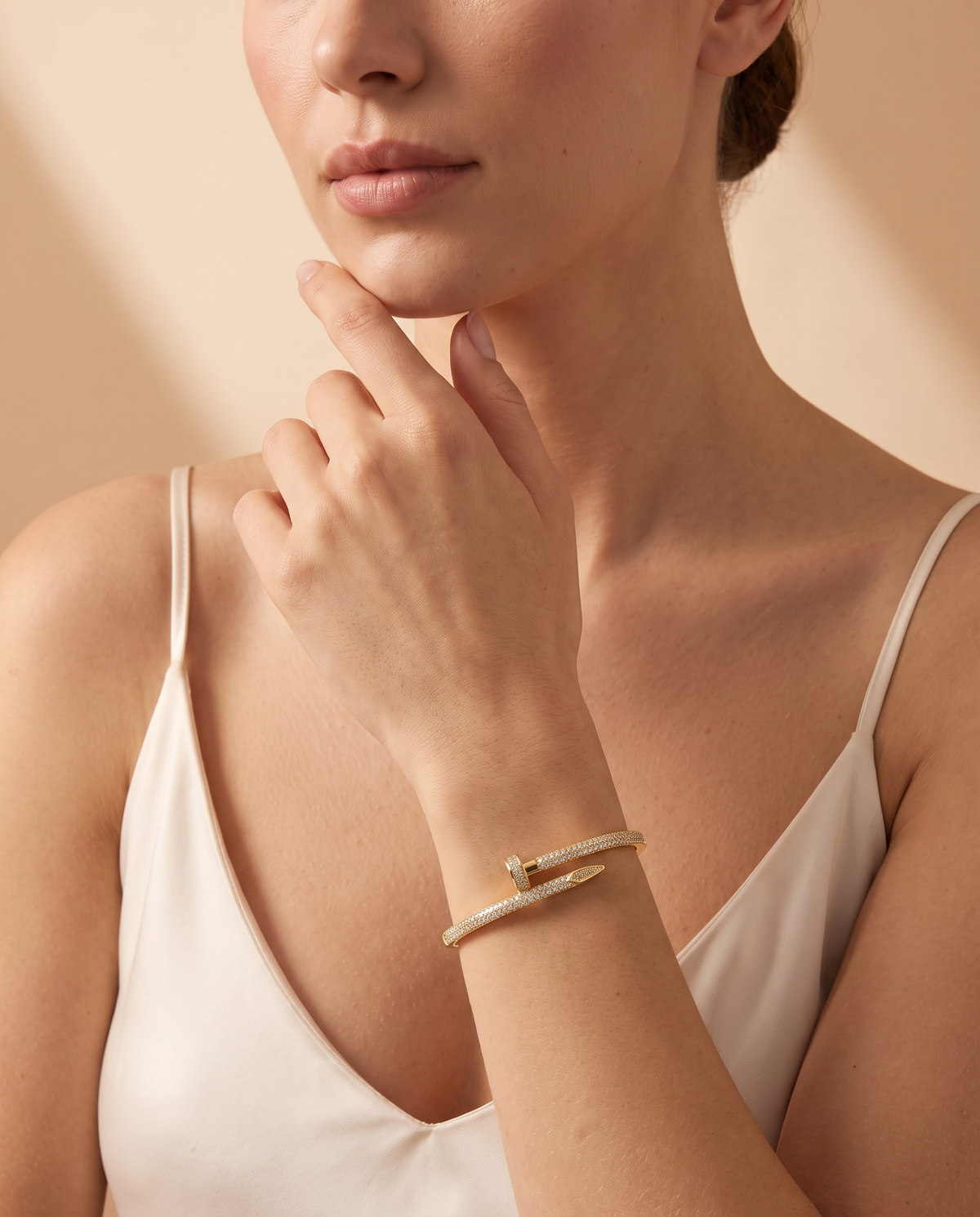 Pure Shimmer Bracelet, lifestyle on model | Pure Shimmer armband, lifestyle op model