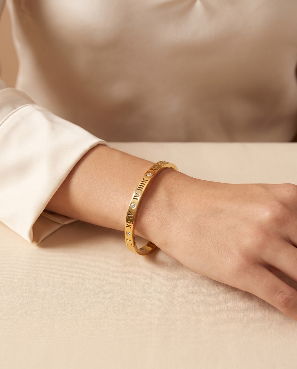 Golden Whisper Bracelet, gold-tone, worn on the wrist | Golden Whisper armband, goudkleurig, gedragen om de pols