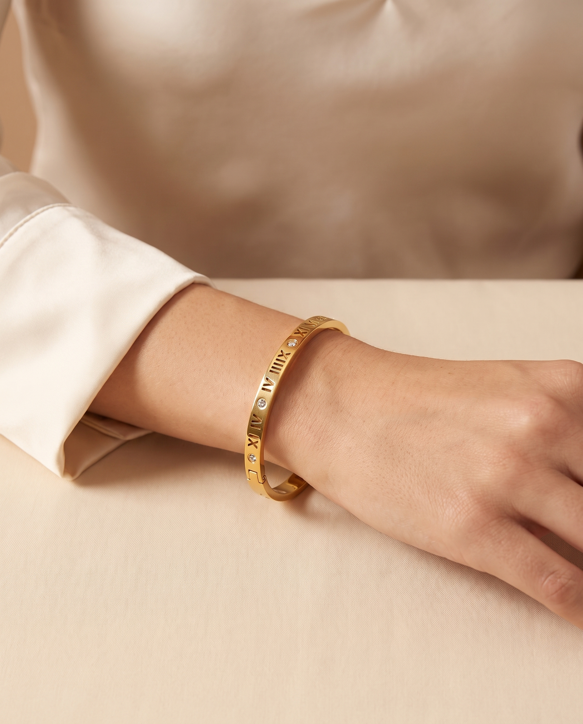 Golden Whisper Bracelet, gold-tone, worn on the wrist | Golden Whisper armband, goudkleurig, gedragen om de pols
