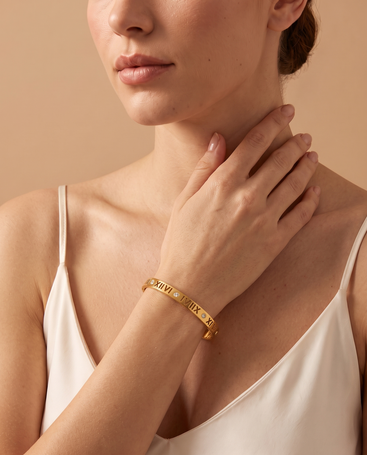 Golden Whisper Bracelet, lifestyle on model | Golden Whisper armband, lifestyle op model