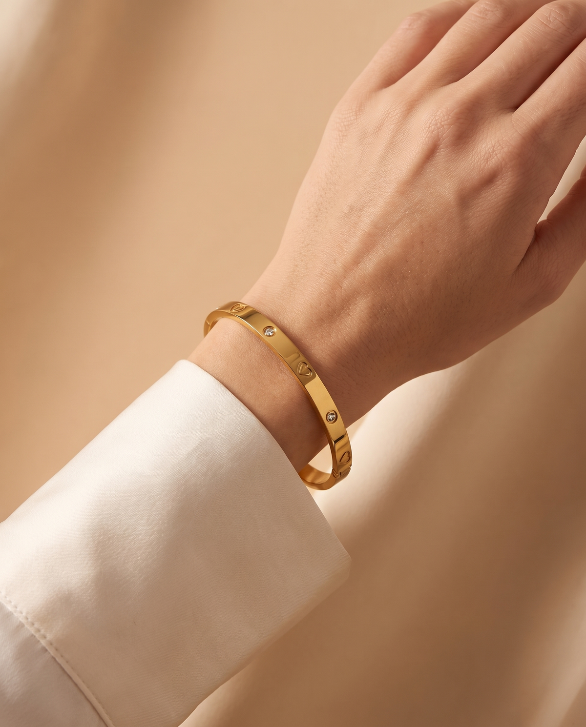 Sweet Whisper Bracelet, gold-tone, worn on the wrist | Sweet Whisper armband, goudkleurig, gedragen om de pols