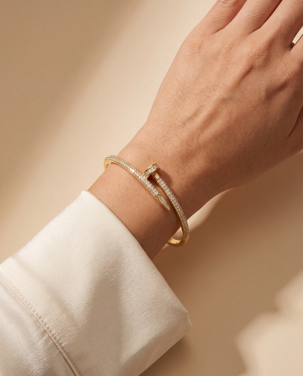 Pure Shimmer Bracelet, gold-tone, worn on the wrist | Pure Shimmer armband, goudkleurig, gedragen om de pols