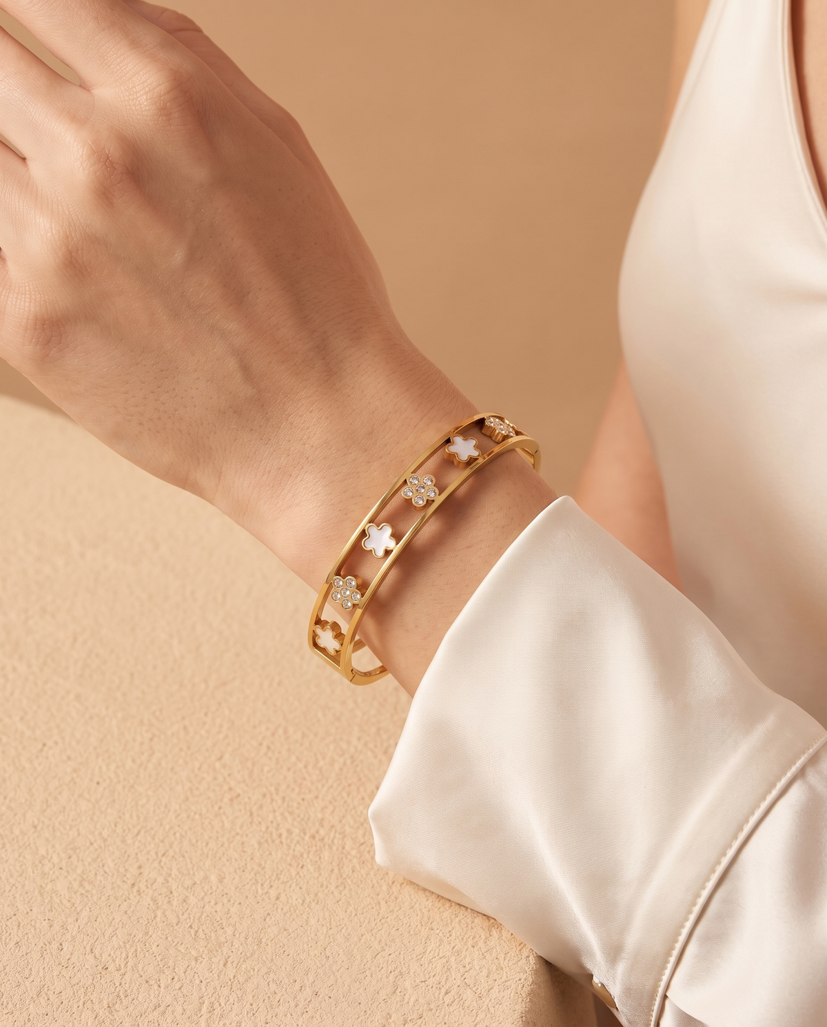 Evening Bliss Bracelet, gold-tone, worn on the wrist | Evening Bliss armband, goudkleurig, gedragen om de pols