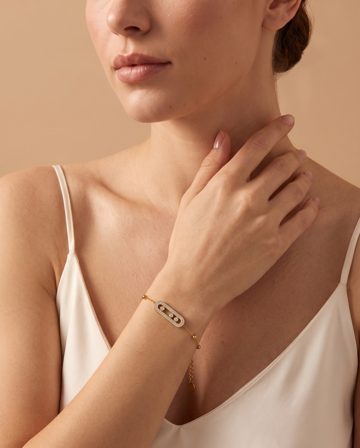 Pure Essence Bracelet, lifestyle on model | Pure Essence armband, lifestyle op model