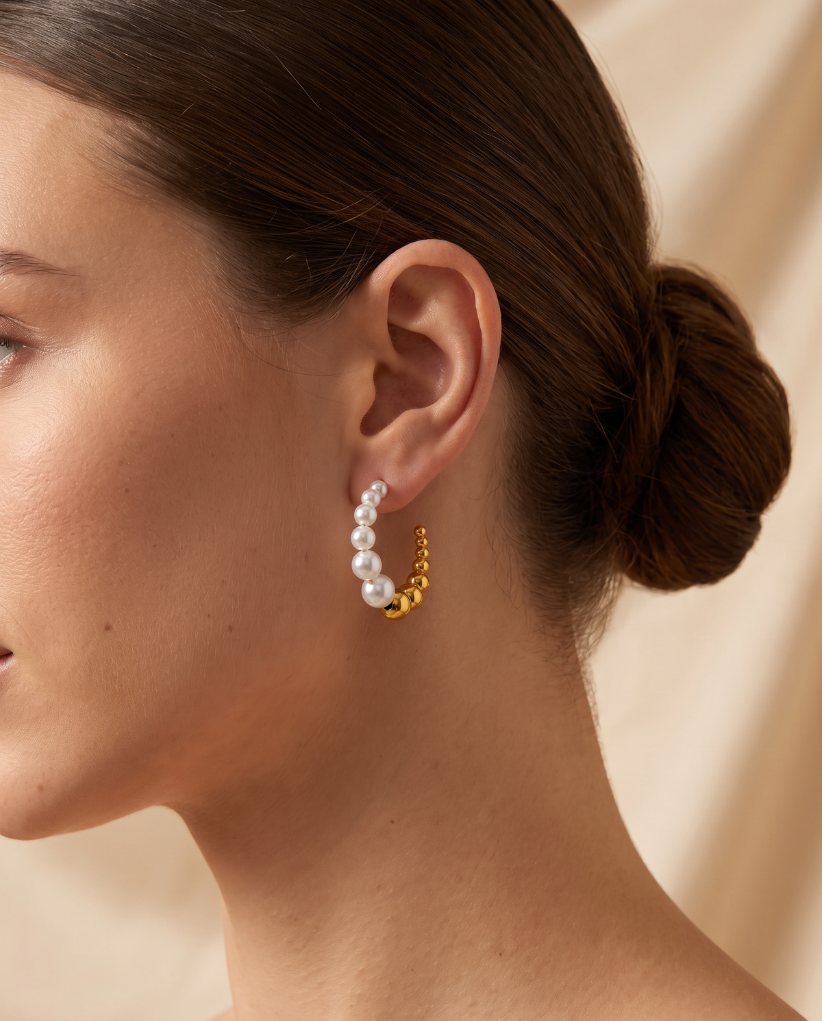 Shimmering Sands Earring, gold-tone, worn on model | Shimmering Sands oorbellen, goudkleurig, gedragen door model